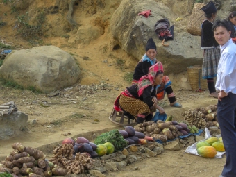 SUB: Market of Dao people near Lai cao, northern Viet Nam. Photo: Rene Boot